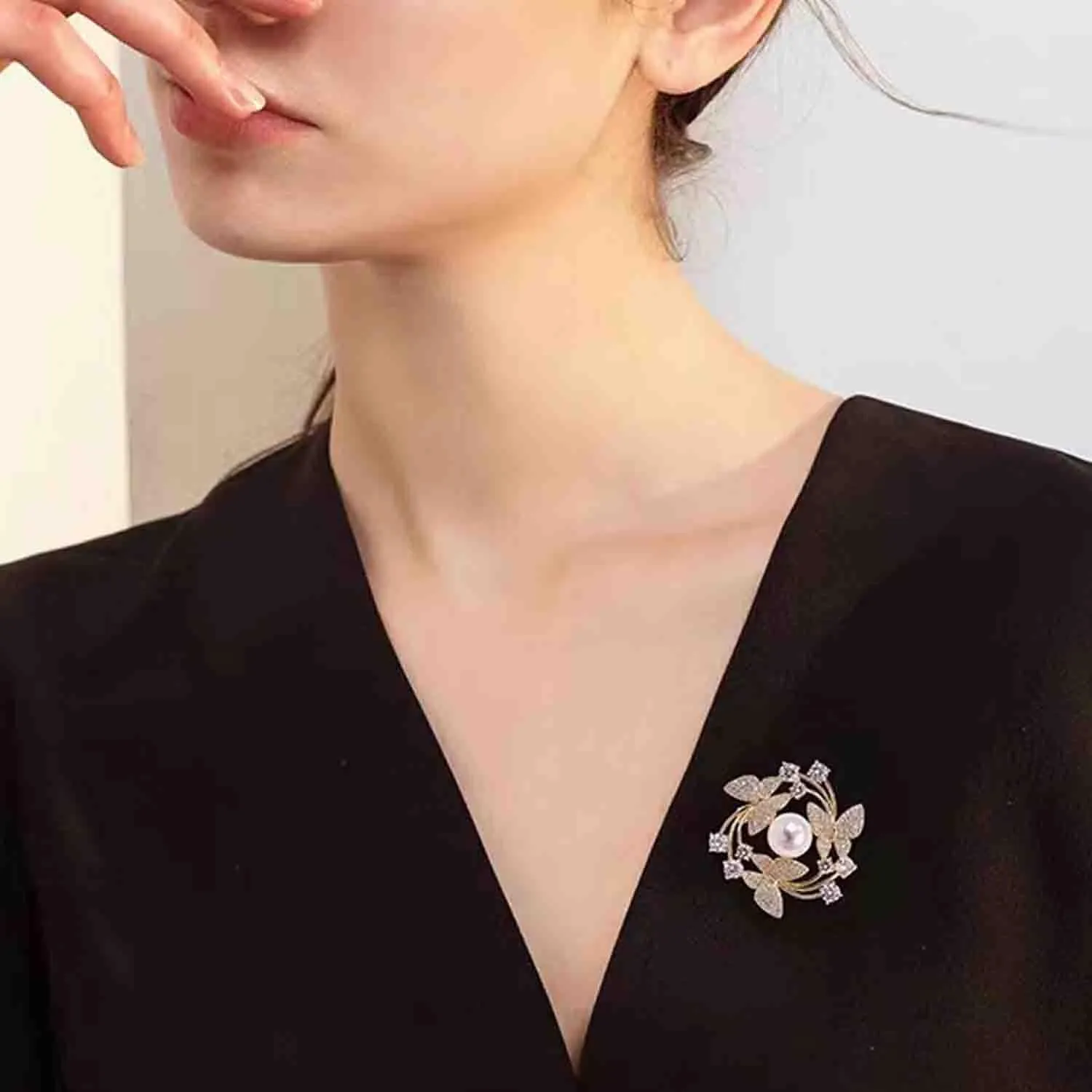 Crystal Pearl Flower Brooches Pins Fashion Beautiful Created Rhinestone Floral Brooch Good Idea for Party Dance Wedding Banquet for Elegant Women Girl