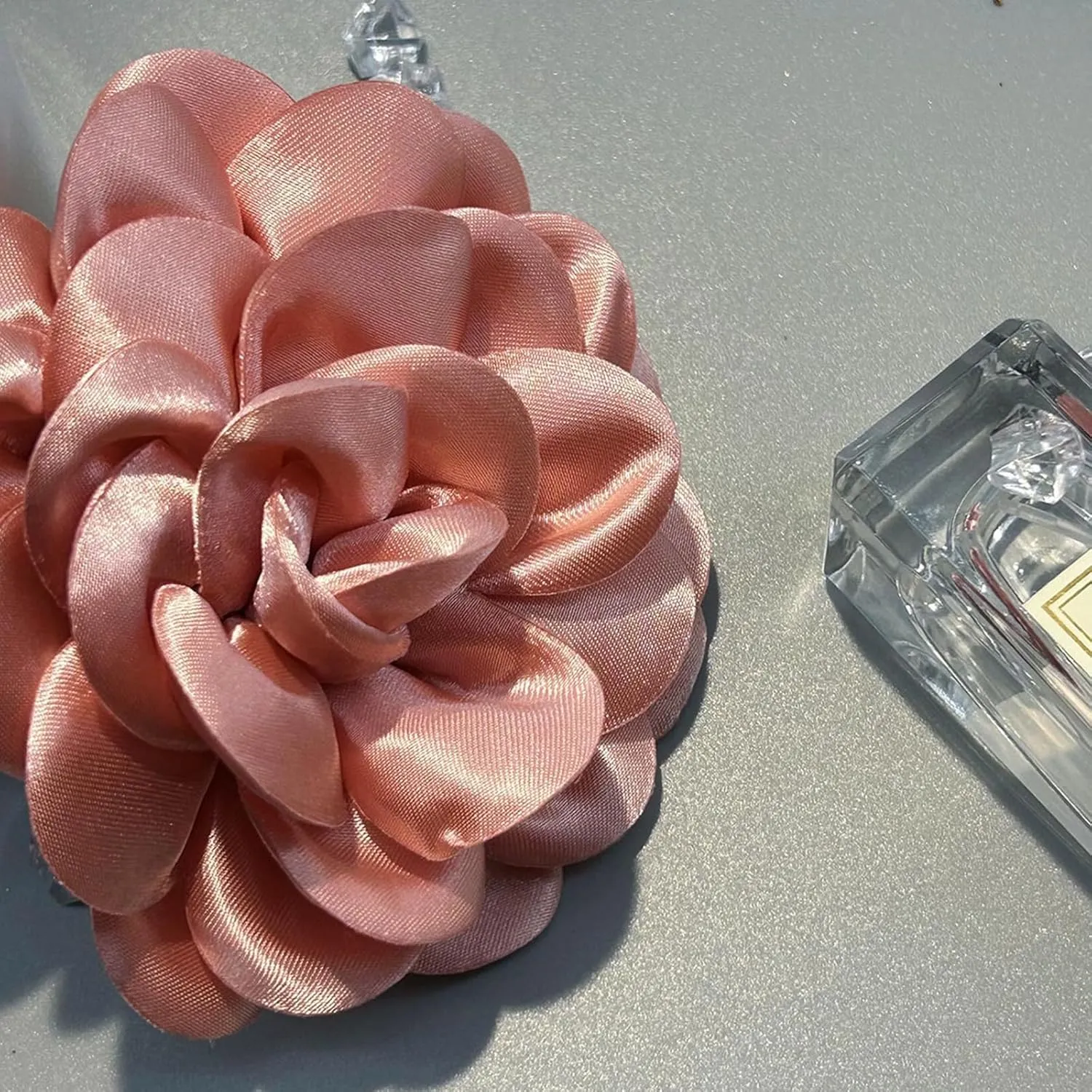 Elegant Large Rose Flower Brooches Lapel Pins Handmade Dainty Satin Fabric Brooches Big Camellia Flower Brooch Pin for Women Wedding Part Dance Dress Suit Clothes Accessories Jewelry